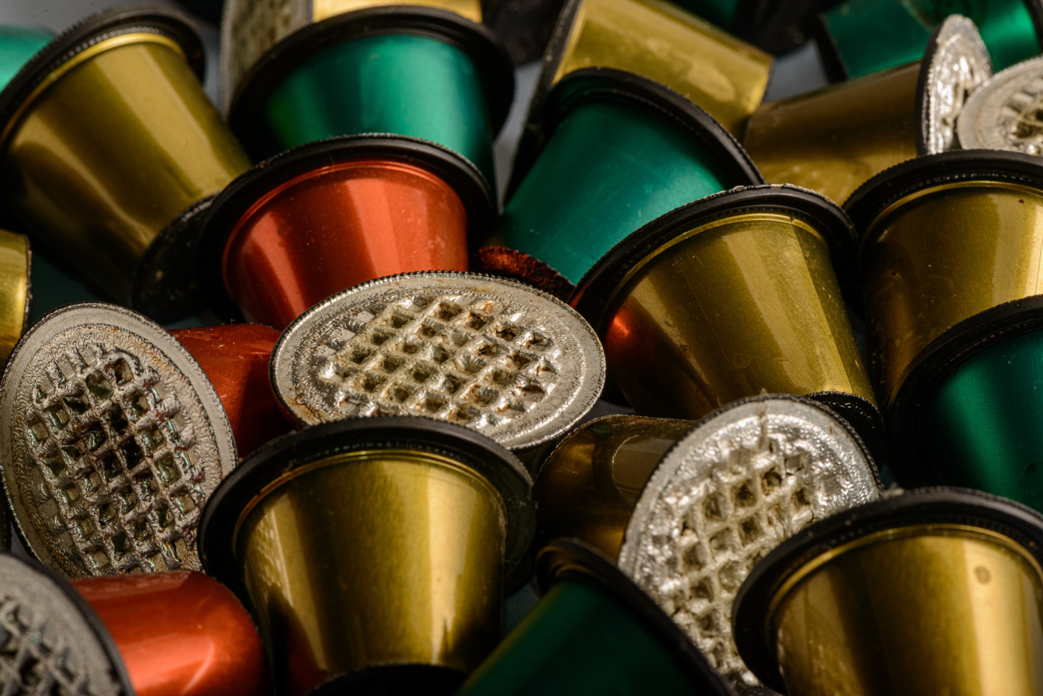 Χρησιμοποιημένες πολύχρωμες κάψουλες καφέ espresso.